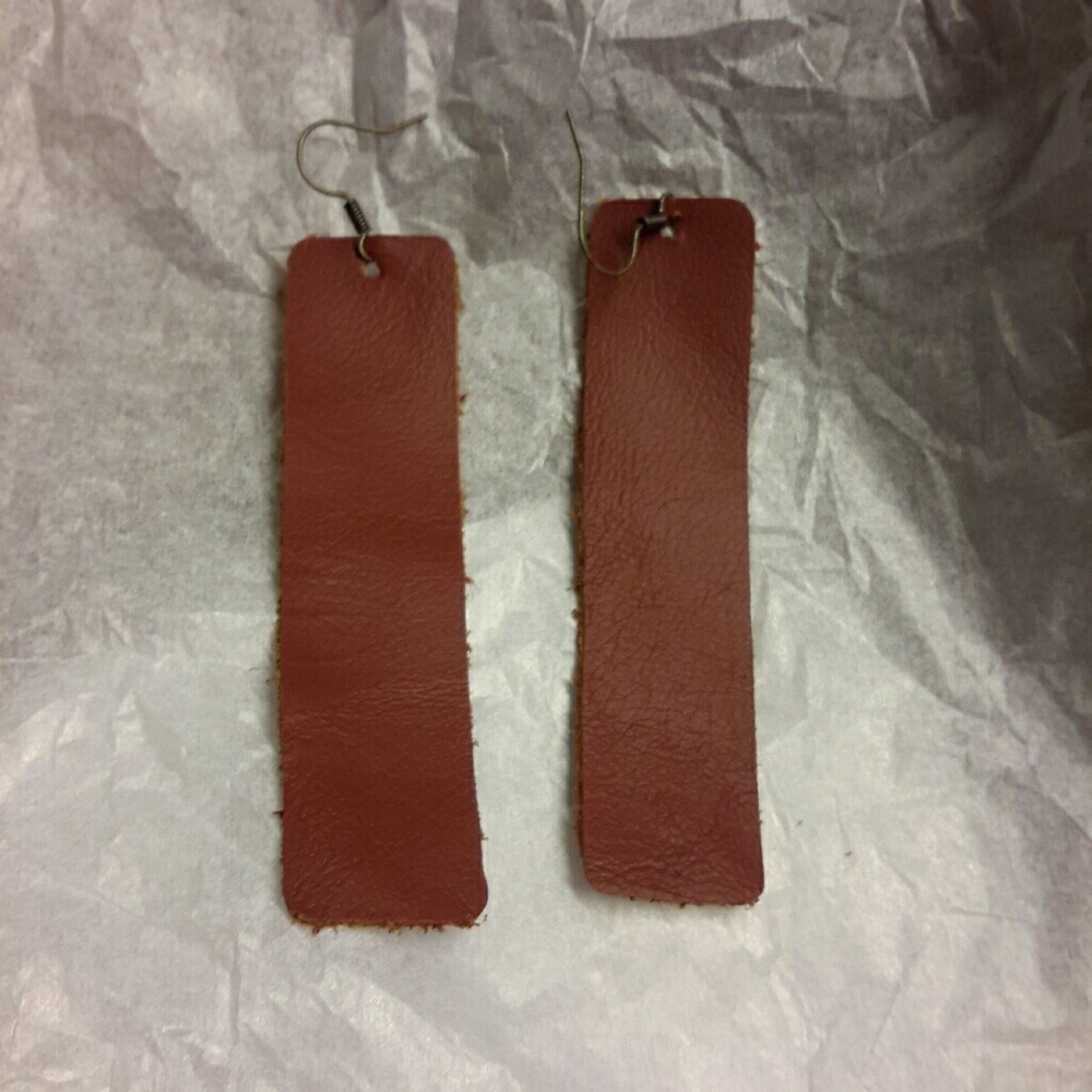'Rust'colored rectangular leather earrings - Picture 3 of 4